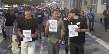 Ćutnjom i porukama podrške Leskovčani protiv pritisaka na prosvetare