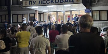 Mladić biciklom nasrnuo na novinarku tokom protesta u Leskovcu ispred SNS-a – VIDEO