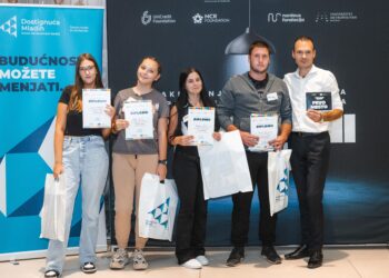 Srednjoškolci iz Leskovca, Niša, Svrljiga, Bojnika i Vranja pobedili na preduzetničkom takmičenju idejom o debatnoj emisiji koja spaja mlade i penzionere