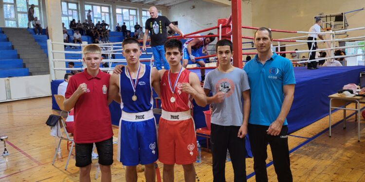 Dve srebrene medalje za boksere iz Vlasotinca na prvom kolu lige u Pirotu