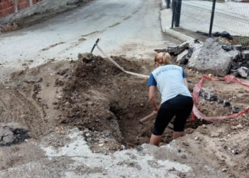 Žena sama zatrpavala rupu u ulici nakon neodgovornosti komunalnog preduzeća