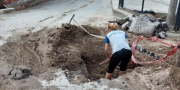 Žena sama zatrpavala rupu u ulici nakon neodgovornosti komunalnog preduzeća