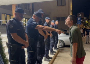 Leskovčani na protestu pitali policajce gde im se krije načelnik i da li i dalje jede pljeskavice s Meskom – VIDEO