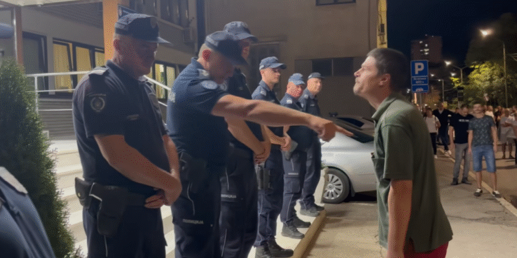 Leskovčani na protestu pitali policajce gde im se krije načelnik i da li i dalje jede pljeskavice s Meskom – VIDEO