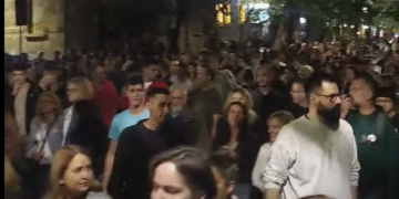 U Nišu bačena jaja na prostorije Pokreta za narod i državu tokom večerašnjeg protesta