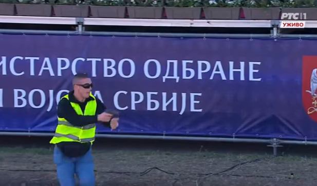 Skandal na vojnoj paradi – „napadač“ u žutom prsluku aluzija na studente