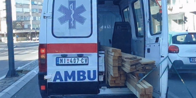 Sanitetsko vozilo u Nišu prevozi građu umesto pacijenata, nakon skandala ga se odriču sve zdravstvene ustanove