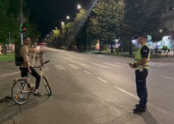 Mladić biciklom nasrnuo na novinarku tokom protesta u Leskovcu ispred SNS-a – VIDEO