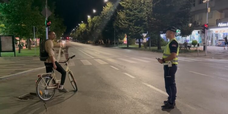 Mladić biciklom nasrnuo na novinarku tokom protesta u Leskovcu ispred SNS-a – VIDEO