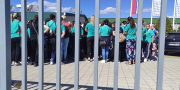 Bez dogovora radnika i menadžmenta fabrike „Elrad“ u Vlasotincu: i pregovori i štrajk se nastavljaju