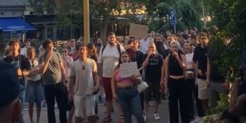 Građani i studenti protestuju ispred Skupštine grada Niša zbog uvreda gradonačelnika Pavlovića
