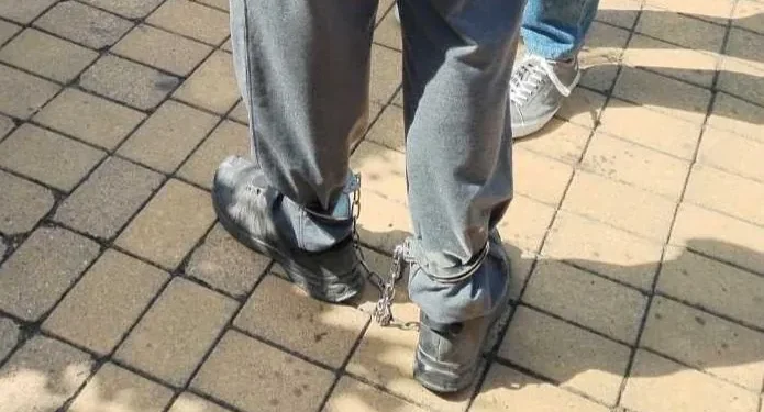 Niški studenti ogorčeni: Zašto je student bio u lancima na očevom grobu, a Kristijan Golubović bez njih na majčinoj sahrani?