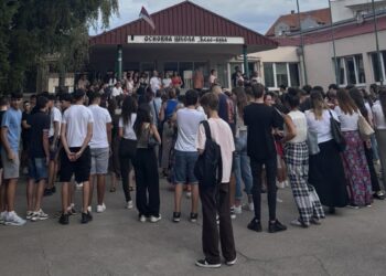 Privedena profesorka niške gimnazije zbog zaštite đaka, ispred škole protest