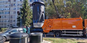 Prezentovano specijalno vozilo za pražnjenje podzemnih kontejnera u Leskovcu