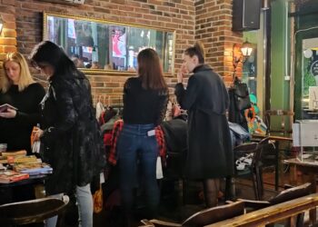 Leskovčani ponovo pokazali solidarnost: Održana jesenja razmena garderobe i knjiga „Duks & Books“