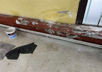 I dok učenici Trgovinske škole u Leskovcu upozoravaju na opasnost od povreda u sali koja prokišnjava, direktorka tvrdi da je bezbedno