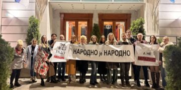 Leskovački glumci pružili podršku kolegama iz Beograda i Šapca: razvili transparente, a imali poruku i za gradonačelnika