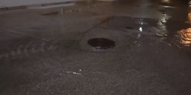 Voda satima kulja u Tekstilnoj ulici, u „Vodovodu“ se niko ne javlja