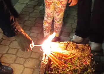 Na Železničkoj stanici u Leskovcu održan 11-tomesečni pomen stradalima ispod nadstrešnice u Novom Sadu