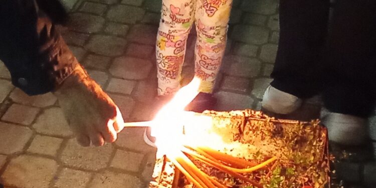 Na Železničkoj stanici u Leskovcu održan 11-tomesečni pomen stradalima ispod nadstrešnice u Novom Sadu