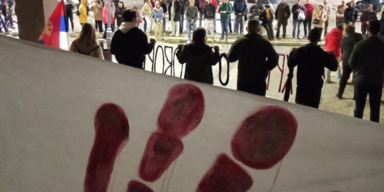 Na Železničkoj stanici u Leskovcu održan 11-tomesečni pomen stradalima ispod nadstrešnice u Novom Sadu