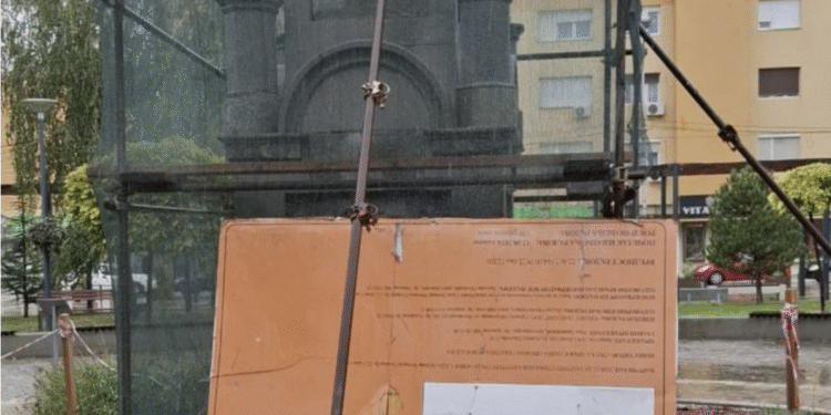 Rekonstruišu spomenik oslobodiocima, a na građevinskoj tabli piše da se radi ograda crkve u Novom Sadu