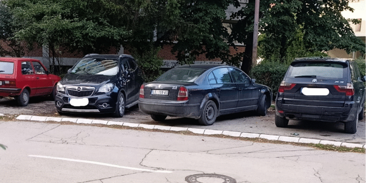 Načelnik Jablaničkog okruga ponovo koristi službeni auto za dolazak kući