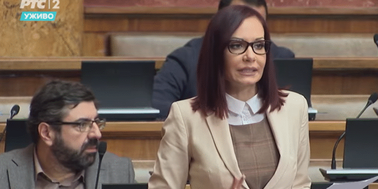 Spirić  u Skupštini: Deca Leskovčana nisu bila na utakmici, iako su njihovi roditelji plaćali 20.000 evra mesečno za održavanje trave – VIDEO
