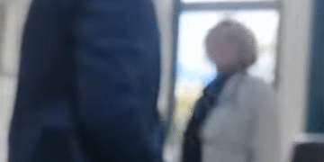 Otac izbacio farmaceutskog putnika koji je pokušao da uđe preko reda kod pedijatra
