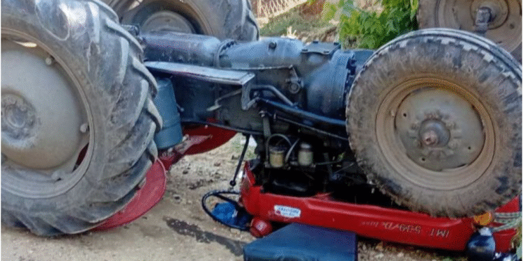 Muškarac povređen u prevrtanju traktora nasred ulice