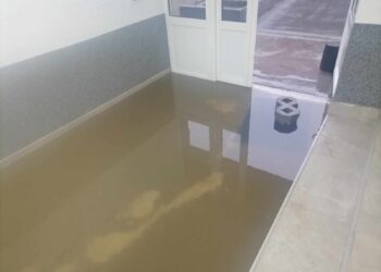 Posle prve kiše novogradnja pod vodom: poplavljen ulaz, podrumi i lift na zgradi u Dubočici