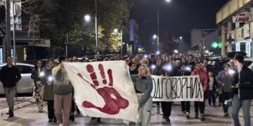 Leskovčani se večeras okupljaju na nezavršenom trgu u znak podrške Dijani Hrki