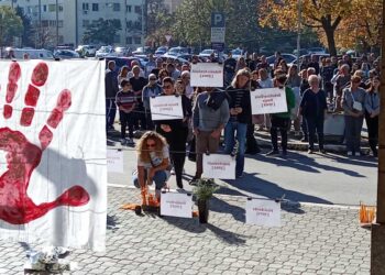 Cela Srbija u tišini: Leskovčani i građani širom juga zemlje odali poštu žrtvama pada nadstrešnice – VIDEO