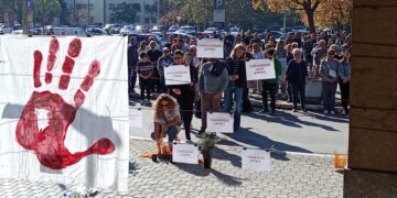 Cela Srbija u tišini: Leskovčani i građani širom juga zemlje odali poštu žrtvama pada nadstrešnice – VIDEO