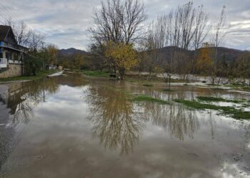 Južna Morava se u Grdelici  prelila preko kolovoza
