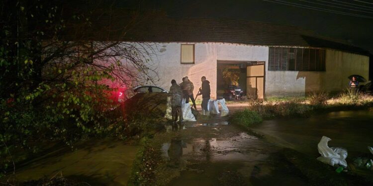 Kiša ne staje, sve više sela poplavljeno u okolini Leskovca, najkritičnije i dalje u Velikom Trnjanu