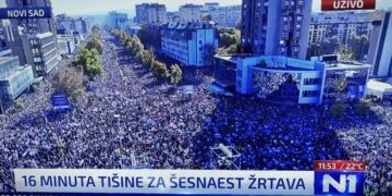 Desetine hiljada građana na komemoraciji u Novom Sadu – Srbija se seća 16 stradalih pod nadstrešnicom železničke stanice