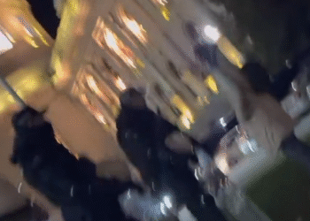 Privedeni niški studenti ispred Skupštine – kolege tvrde da im se „gubi svaki trag“
