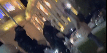 Privedeni niški studenti ispred Skupštine – kolege tvrde da im se „gubi svaki trag“