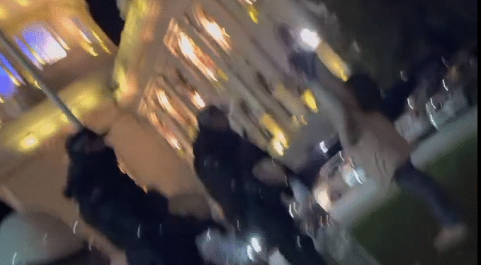 Privedeni niški studenti ispred Skupštine – kolege tvrde da im se „gubi svaki trag“