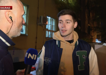 Pušteni niški studenti privedeni ispred Skupštine – policija im oduzela lasere