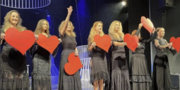 Suze na sceni leskovačkog pozorišta: Glumice posvetile srca Dijani Hrki, publika ih nagradila ovacijama