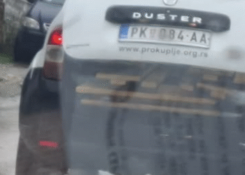 Vozilo Gradske uprave prevozi slavske stolove i klupe?!