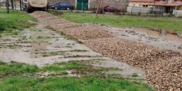 Kiša napravila jezero ispred škole u Svircu: Meštani se samoorganizovali i pošljunčali prilaz