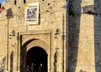 „Niš želi da diše“: Aktivisti postavili transparent na Tvrđavi uz poziv na hitne mere protiv zagađenja