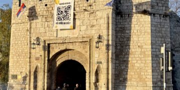 „Niš želi da diše“: Aktivisti postavili transparent na Tvrđavi uz poziv na hitne mere protiv zagađenja