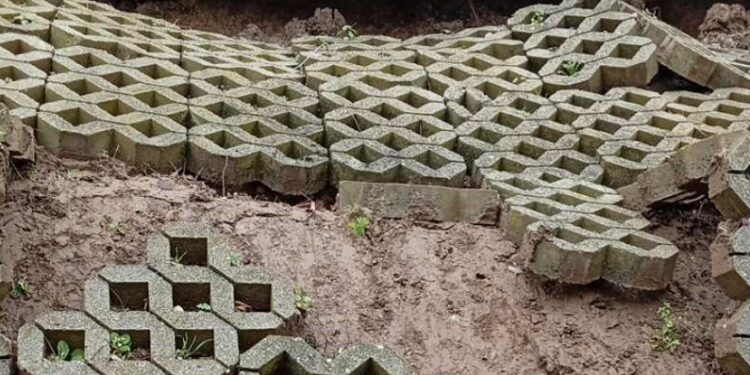 Obrušava se potporni zid ispod parka Devet Jugovića