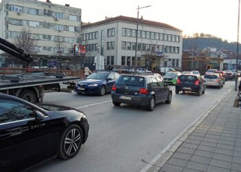 Zbor radova u ulici Pana Đukića, saobraćaj u Leskovcu, tokom popodnevnog špica, u totalnom kolapsu
