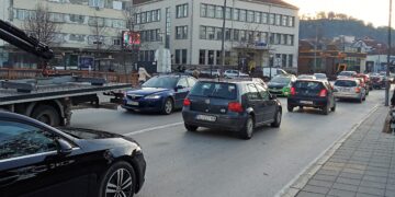 Zbor radova u ulici Pana Đukića, saobraćaj u Leskovcu, tokom popodnevnog špica, u totalnom kolapsu