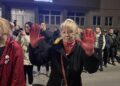 Leskovčani poručili policiji: „I mi snimamo vas!“ – protest podrške Dijani Hrki ispred SNS-a